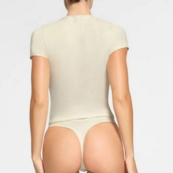 SKIMS COTTON JERSEY T-SHIRT TOP Marble White Small SHIRT NWT - Picture 3 of 6